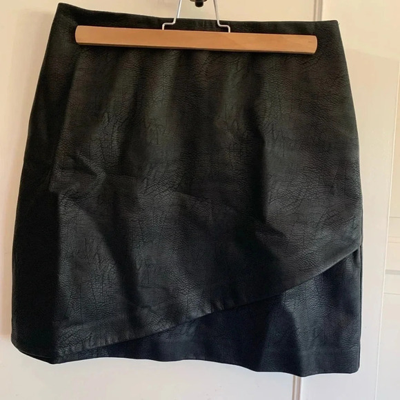 Club Monaco black faux leather mini skirt - Picture 7 of 13
